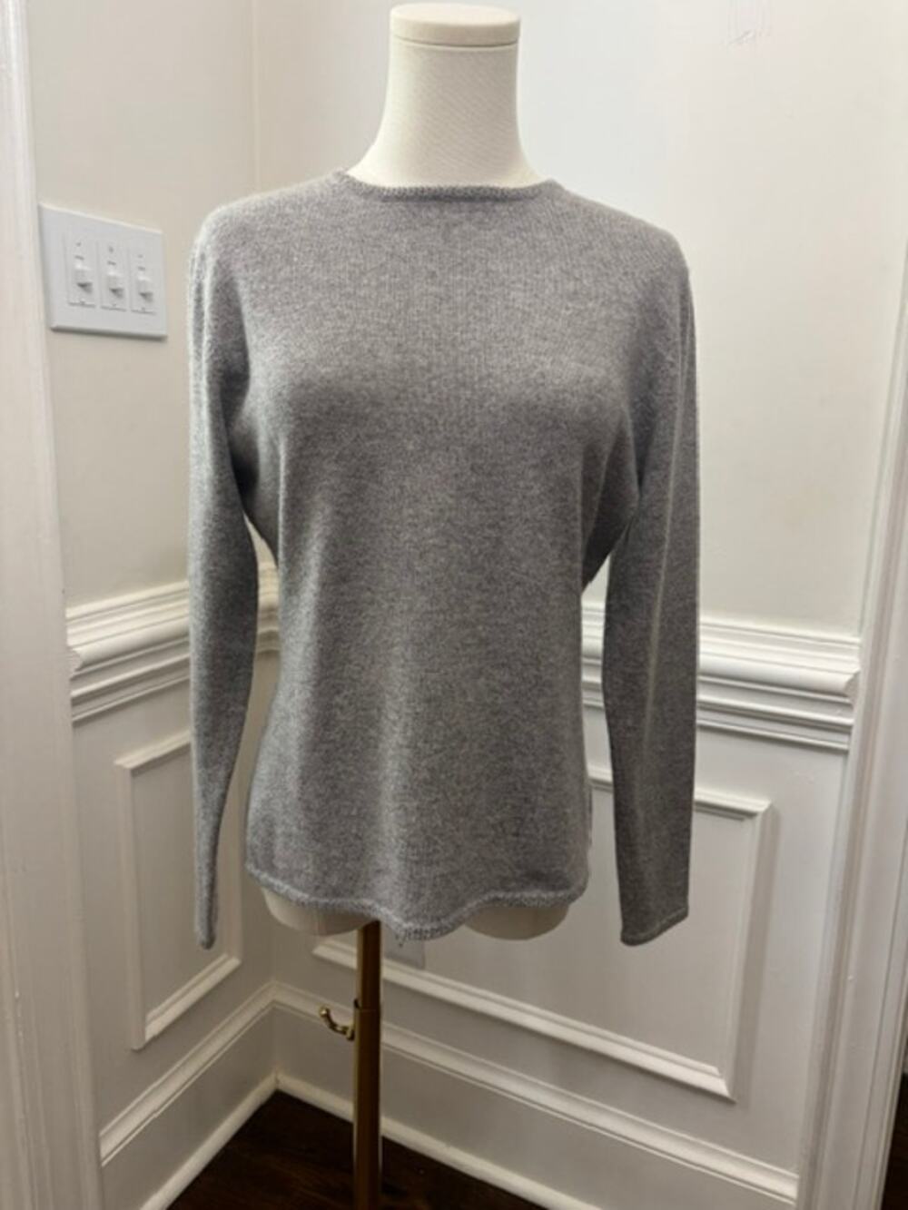Neiman Marcus 100% Cashmere Sweater Medium Gray Crew Neck Classic